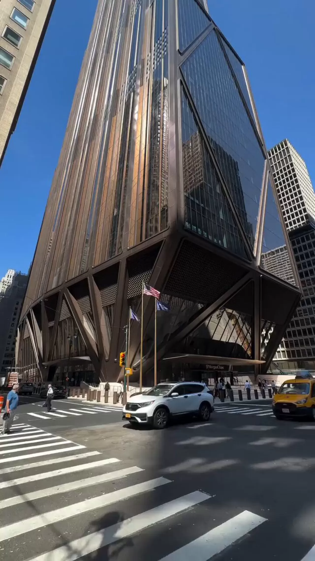 Bitcoin, Jamie Dimon'ın Gökdelenine Karşı: 100 Ülkede Finansal Özgürlük İnşa Ediyor